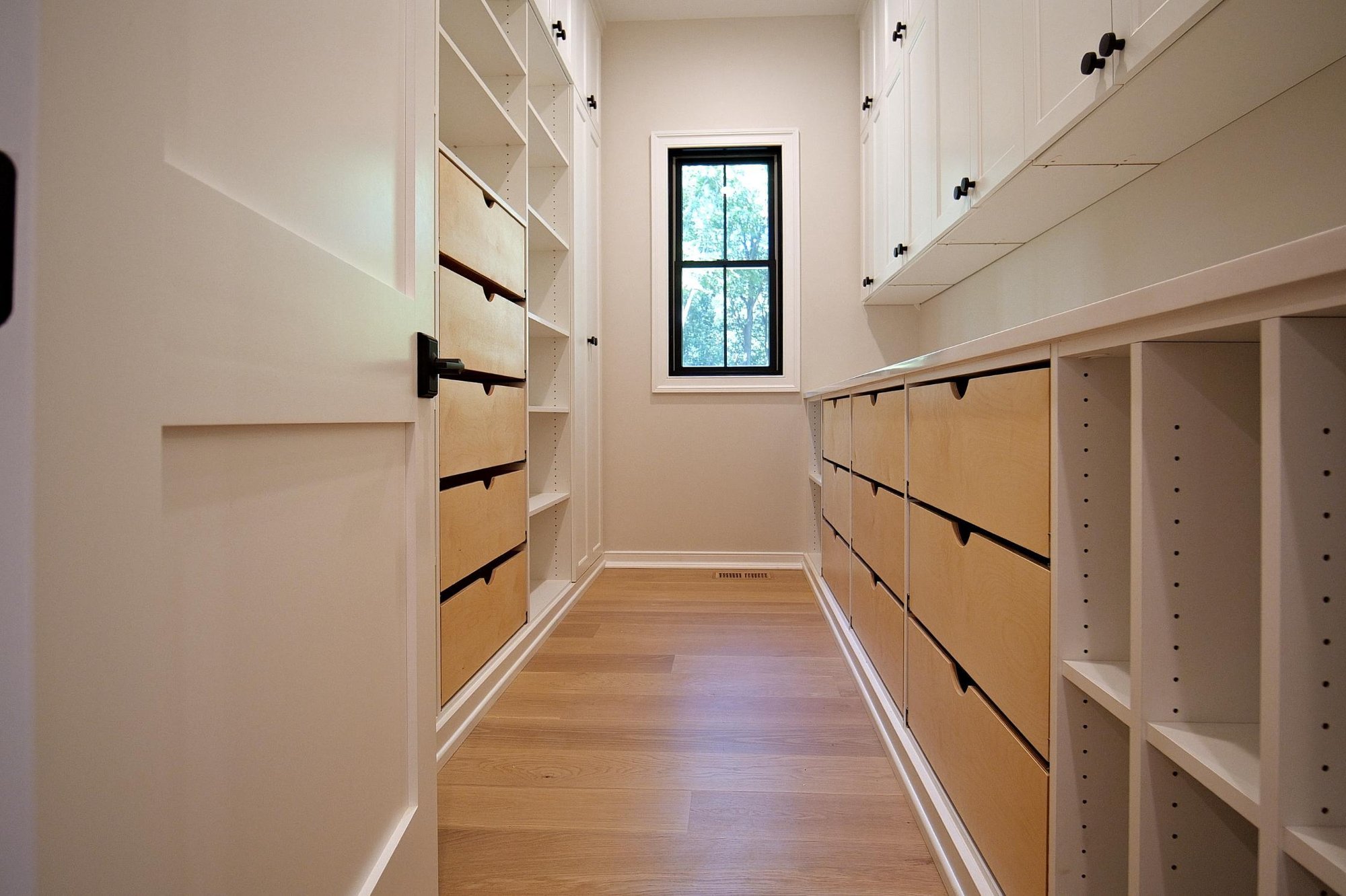 Mudroom in Automated Custom Home in Tewksbury by GTG Builders Mudroom in Automated Custom Home in Tewksbury by GTG Builders